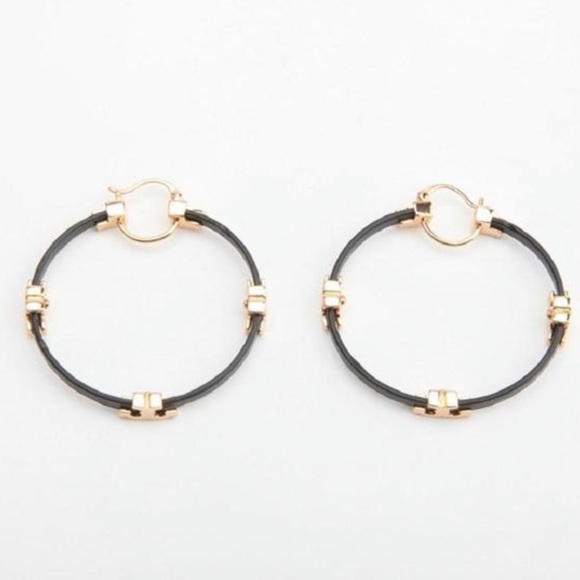 🆕 Authentic TORY BURCH Gold Black Serif T & Leather Hoop Earrings - Picture 10 of 12